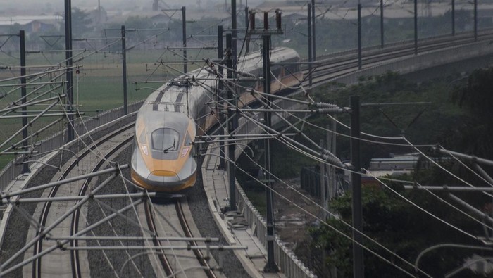 JELANG SHOWCASE G20 KERETA CEPAT JAKARTA BANDUNG Rangkaian comprehensive inspection train (CIT) Kereta Cepat menjalani persiapan untuk uji coba dinamis di jalur Tegalluar, Kabupaten Bandung, Jawa Barat, Selasa (15/11/2022). Presiden Joko Widodo bersama Presiden China Xi Jinping direncanakan akan melihat secara daring proses uji coba dinamis Kereta Cepat Jakarta Bandung sepanjang 15 km dengan kecepatan terbatas 80 km/jam pada gelar showcase G20 Bali, Rabu (16/11). ANTARA FOTO/Novrian Arbi/nz