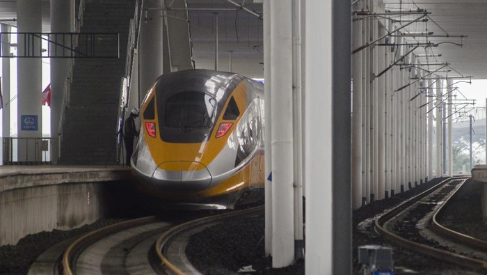 JELANG SHOWCASE G20 KERETA CEPAT JAKARTA BANDUNG Rangkaian comprehensive inspection train (CIT) Kereta Cepat menjalani persiapan untuk uji coba dinamis di jalur Tegalluar, Kabupaten Bandung, Jawa Barat, Selasa (15/11/2022). Presiden Joko Widodo bersama Presiden China Xi Jinping direncanakan akan melihat secara daring proses uji coba dinamis Kereta Cepat Jakarta Bandung sepanjang 15 km dengan kecepatan terbatas 80 km/jam pada gelar showcase G20 Bali, Rabu (16/11). ANTARA FOTO/Novrian Arbi/nz