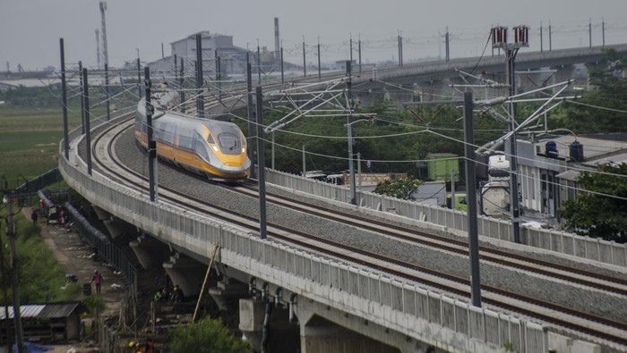 Rangkaian comprehensive inspection train (CIT) Kereta Cepat menjalani persiapan untuk uji coba dinamis di jalur Tegalluar, Kabupaten Bandung, Jawa Barat, Selasa (15/11/2022). Presiden Joko Widodo bersama Presiden China Xi Jinping direncanakan akan melihat secara daring   proses uji coba dinamis Kereta Cepat Jakarta Bandung sepanjang 15 km dengan kecepatan terbatas 80 km/jam pada gelar showcase G20 Bali, Rabu (16/11). ANTARA FOTO/Novrian Arbi/nz