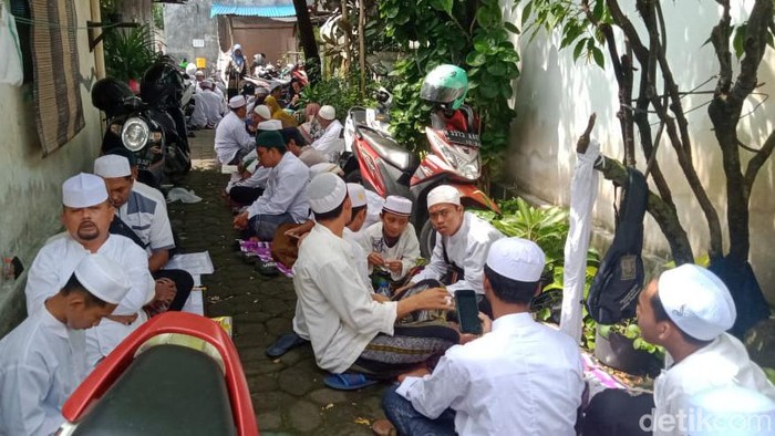 Jemaah Haul Habib Ali di gang kampung Wiropaten, Pasar Kliwon, Solo, Selasa (15/11/2022). Jemaah Haul Habib Ali di gang kampung Wiropaten, Pasar Kliwon, Solo, Selasa (15/11/2022).