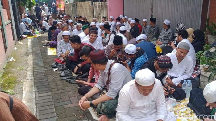 Jemaah Haul Habib Ali di gang kampung Wiropaten, Pasar Kliwon, Solo, Selasa (15/11/2022). Jemaah Haul Habib Ali di gang kampung Wiropaten, Pasar Kliwon, Solo, Selasa (15/11/2022).