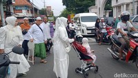 Peserta hanya bisa menyaksikan haul melalui layar lebar yang disediakan panitia di jalan. Untungnya udara tidak terlalu panas karena cuaca mendung. Foto: Achmad Hussein Syauqi/detikJateng