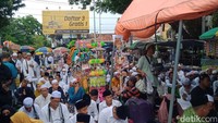 Ruas jalan kapten Mulyadi dipenuhi jamaah yang duduk lesehan, termasuk di emperan toko. Arus pejalan kaki pun mandeg karena penuh sesak. Foto: Achmad Hussein Syauqi/detikJateng