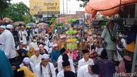 Jalan Kapten Mulyadi ke utara ditutup untuk umum. Sementara ada ribuan jemaah yang tidak bisa mendekati lokasi haul lesehan di ruas jalan mulai dari simpang empat Baturono. Foto: Achmad Hussein Syauqi/detikJateng
