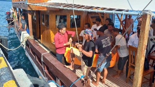 Jenazah Caleb Dan Bucci (37), wisatawan asal Amerika Serikat, dievakuasi dari KMP Pinisi Helena. Foto: IST