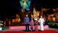 Presiden Jokowi dan Ibu Negara Iriana Joko Widodo menyambut kedatangan Presiden China Xi Jinping dan istrinya Peng Liyuan.