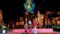 Presiden Jokowi dan Ibu Negara Iriana Joko Widodo menyambut kedatangan Perdana Menteri Inggris Rishi Sunak.