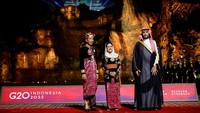 Putra Mahkota dan Perdana Menteri Arab Saudi Mohammed bin Salman juga hadir di acara Welcoming Dinner and Cultural Performance G20 Indonesia. Kedatangannya juga disambut oleh Presiden Jokowi.