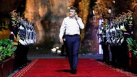 Presiden Prancis Emmanuel Macron juga hadir di acara Welcoming Dinner and Cultural Performance G20 Indonesia. Macron hadir dengan mengenakan kemeja lengan panjang warna putih.