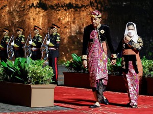 Jokowi-Iriana Pakai Payas Agung saat Welcoming Dinner KTT G20 Bali