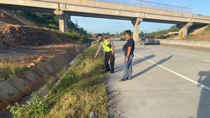 Polisi saat melakukan olah TKP dilokasi Kecelakaan Tol Balsam KM 56.