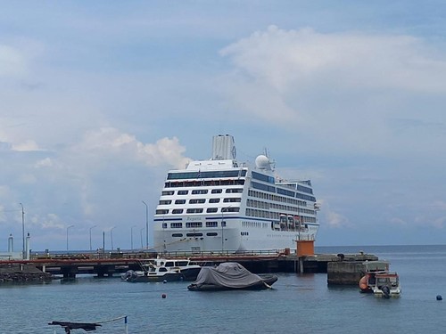 Kapal Pesiar Oceania Regatta saat bersandar di Pelabuhan Celukan Bawang, Buleleng, Selasa (15/11/2022).