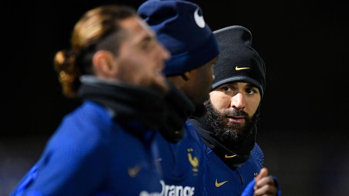 ETIVAL-CLAIREFONTAINE, FRANCE - NOVEMBER 14: Karim Benzema warms up during a french soccer team training session at Centre National Du Football on November 14, 2022 in Etival-Clairefontaine, France. (Photo by Aurelien Meunier/Getty Images)