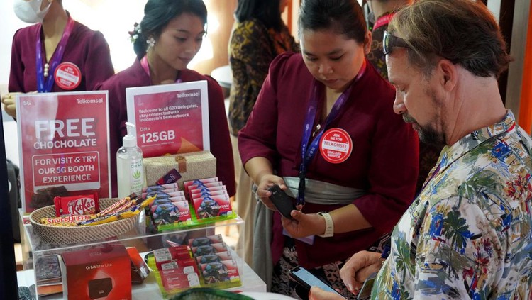 Kartu Prabayar Telkomsel untuk Turis Telkomsel menghadirkan kartu perdana Telkomsel PraBayar Tourist yang sudah didukung layanan Hyper 5G. Kartu ini secara khusus telah ditambahkan kuota internet menjadi sebesar 125 GB (25 GB di semua jaringan dan 100 GB di jaringan 5G) serta kuota telepon lokal 25 menit bagi para perwakilan delegasi G20. Para delegasi dapat melakukan pemesanan kartu dengan mengakses telkomsel.com/en/perdana/tourist-prepaid-card sebelum keberangkatan ke Indonesia atau mengunjungi gerai resmi Telkomsel yang telah tersebar di sejumlah lokasi acara.