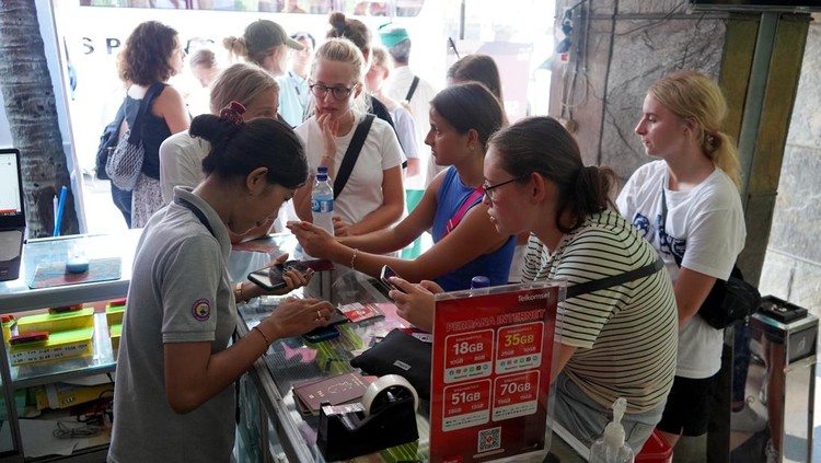 Kartu Prabayar Telkomsel untuk Turis Telkomsel menghadirkan kartu perdana Telkomsel PraBayar Tourist yang sudah didukung layanan Hyper 5G. Kartu ini secara khusus telah ditambahkan kuota internet menjadi sebesar 125 GB (25 GB di semua jaringan dan 100 GB di jaringan 5G) serta kuota telepon lokal 25 menit bagi para perwakilan delegasi G20. Para delegasi dapat melakukan pemesanan kartu dengan mengakses telkomsel.com/en/perdana/tourist-prepaid-card sebelum keberangkatan ke Indonesia atau mengunjungi gerai resmi Telkomsel yang telah tersebar di sejumlah lokasi acara.