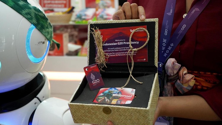 Telkomsel menghadirkan kartu perdana Telkomsel PraBayar Tourist yang sudah didukung layanan Hyper 5G. Kartu ini secara khusus telah ditambahkan kuota internet menjadi sebesar 125 GB (25 GB di semua jaringan dan 100 GB di jaringan 5G) serta kuota telepon lokal 25 menit bagi para perwakilan delegasi G20. Para delegasi dapat melakukan pemesanan kartu dengan mengakses telkomsel.com/en/perdana/tourist-prepaid-card sebelum keberangkatan ke Indonesia atau mengunjungi gerai resmi Telkomsel yang telah tersebar di sejumlah lokasi acara.