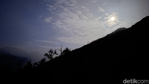 Ada waktu terbaik untuk melihat blue fire Kawah Ijen Banyuwangi. Waktu tersebut yakni sebelum pukul 05.00 WIB atau sebelum ada semburat cahaya menjelang sunrise.