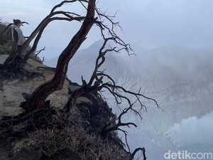 Gunung Ijen Larang Traveler Nyalakan Petasan Saat Malam Tahun Baru