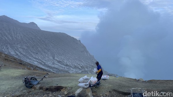Jadi, mereka yang berprofesi sebagai guide sampai penarik troli di Kawah Ijen adalah mantan penambang. Bila telah memilih profesi itu maka tidak boleh mengambil profesi yang lain.