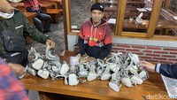 Traveler yang naik ke Kawah Ijen Banyuwangi sangat disarankan membawa masker yang bisa disewa atau pinjam (jika menyewa guide) di basecamp. Dan, masker khusus itu adalah hal wajib jika traveler menuju ke dasar kawah untuk melihat blue fire.