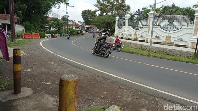 Kawasan tikungan Panyusuhan Kecamatan Ciawi Kabupaten Tasikmalaya. Kawasan tikungan Panyusuhan Kecamatan Ciawi Kabupaten Tasikmalaya.