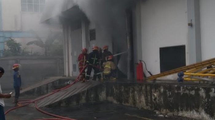 Kebakaran gardu listrik di Stasiun Parung Panjang Bogor