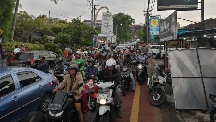 Kedatangan para delegasi G20 Bali menuju Garuda Wisnu Kencana (GWK) membuat lalu lintas macet total, Selasa (15/11/2022). Foto: Nuranda Indrajaya Kedatangan para delegasi G20 Bali menuju Garuda Wisnu Kencana (GWK) membuat lalu lintas macet total, Selasa (15/11/2022). Foto: Nuranda Indrajaya