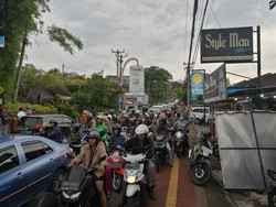Kedatangan para delegasi G20 Bali menuju Garuda Wisnu Kencana (GWK) membuat lalu lintas macet total, Selasa (15/11/2022). Foto: Nuranda Indrajaya