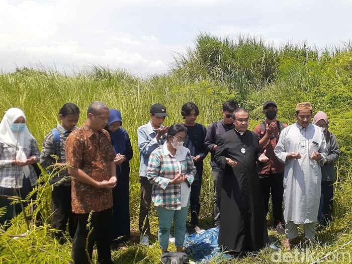 Keluarga Iwan Boedi dan sejumlah masyarakat melakukan doa bersama di TKP penemuan jasad, kawasan Marina, Semarang, Selasa (15/11/2022).