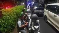 Foto: Pengakuan sejumlah pengemudi, kendaraan mereka tidak bisa bergerak hampir 1,5 jam. Diketahui, kondisi ini disebabkan adanya pembatasan kendaraan di simpang traffic light McD Jimbaran menuju arah Garuda Wisnu Kencana (GWK). Foto: Tim detikBali