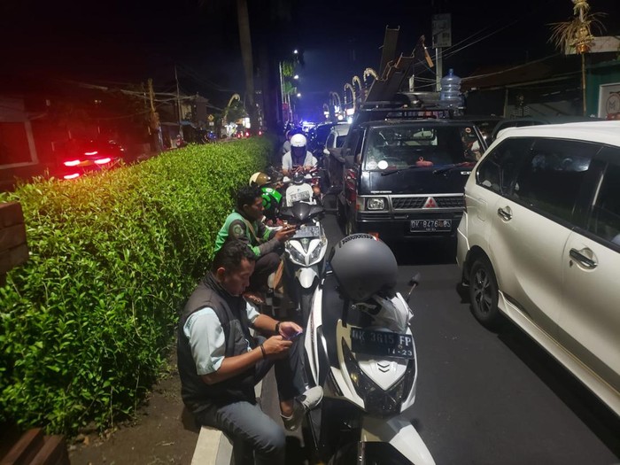Kemacetan di Jalan By Pass Ngurah Rai disebabkan karena welcoming dinner para kepala negara terkait KTT G20. Salah seorang pemotor, John mengatakan sudah hampir sejam dirinya terjebak macet. Foto: Tim detikBali
