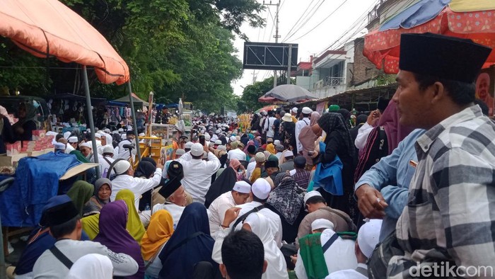 Kepadatan peserta Haul Habib Ali bin Muhammad Al Habsyi di Solo, Selasa (15/11/2022).