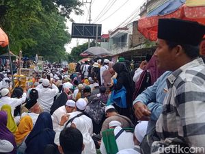 Tumplek Blek, Jemaah Haul Habib Ali Solo Lesehan di Simpang Empat Baturono