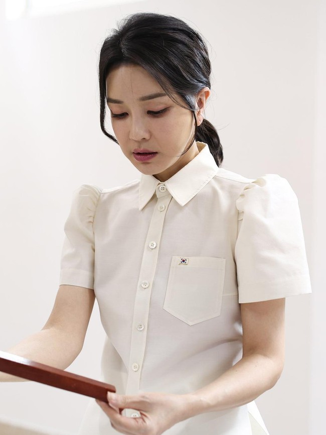 Sorotan terhadap rekam jejak Kim sebenarnya sudah muncul sejak masa kampanye Yoon. Pada 2021, ia sempat menyampaikan permintaan maaf kepada publik karena melebih-lebihkan riwayat hidupnya, serta berjanji akan membatasi peran publik dan fokus sebagai istri jika Yoon memenangkan pemilu. Foto: dok. Korea Herald