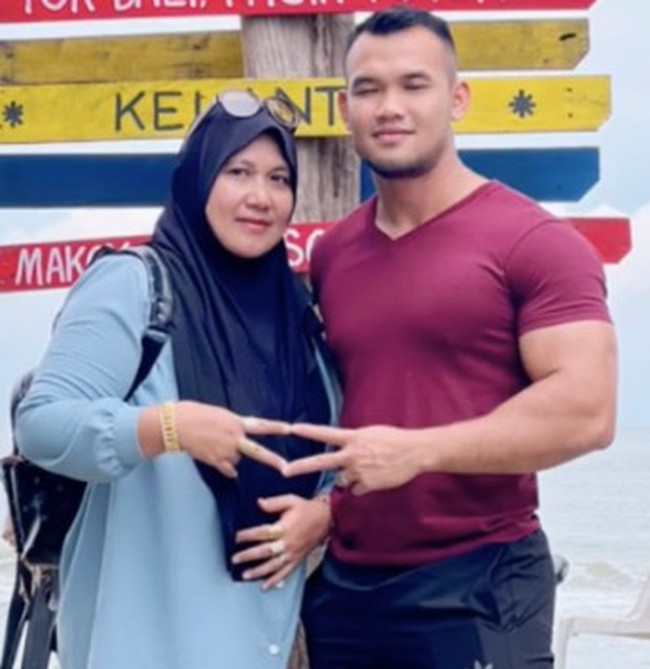 Namun anak-anak istrinya itu bisa menerima dan menghormati Geemie seperti ayah kandung. Geemie mengatakan dalam video TikTok lainnya, ia menikah pada usia 21 tahun, istrinya ibu tunggal lima orang anak dan saat itu berusia 43 tahun. Alhamdulillah rezeki anak-anak yatim. Janji ikhlas dan bertanggung jawab. Rezeki itu tidak putus-putus, tulis Geemie. Foto: Dok. TikTok @geemie8599.