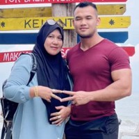 Namun anak-anak istrinya itu bisa menerima dan menghormati Geemie seperti ayah kandung. Geemie mengatakan dalam video TikTok lainnya, ia menikah pada usia 21 tahun, istrinya ibu tunggal lima orang anak dan saat itu berusia 43 tahun. Alhamdulillah rezeki anak-anak yatim. Janji ikhlas dan bertanggung jawab. Rezeki itu tidak putus-putus, tulis Geemie. Foto: Dok. TikTok @geemie8599.