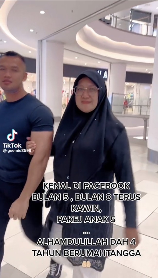 Geemie juga mengunggah video yang memperlihatkan dirinya sedang membeli perlengkapan kebutuhan rumah untuk tempat tinggal ia dan keluarga. Menabung sedikit-sedikit buat tempat tinggal istri dan anak-anak. Walaupun tak semewah di luar sana. Alhamdulilah syukur padamu Ya Allah, ucap Geemie. Foto: Dok. TikTok @geemie8599.