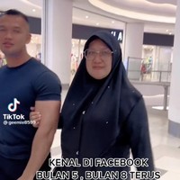 Geemie juga mengunggah video yang memperlihatkan dirinya sedang membeli perlengkapan kebutuhan rumah untuk tempat tinggal ia dan keluarga. Menabung sedikit-sedikit buat tempat tinggal istri dan anak-anak. Walaupun tak semewah di luar sana. Alhamdulilah syukur padamu Ya Allah, ucap Geemie. Foto: Dok. TikTok @geemie8599.