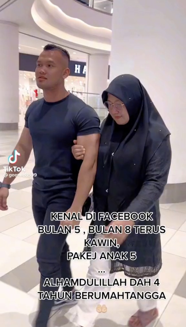 Geemie juga mengatakan awal mula kenal dengan sang istri melalui Facebook. Kenal di Facebook bulan 5, bulan 8 terus menikah. Alhamdulillah sudah 4 tahun berumah tangga, tulis Geemie di akun TikTok @geemie3599. Foto: Dok. TikTok @geemie8599.