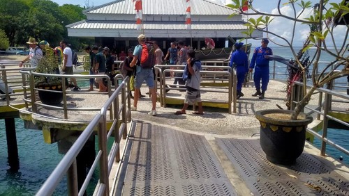 Sejumlah WNA menjalani rangkaian pemeriksaan di Pelabuhan Senggigi saat hendak berangkat Pelabuhan Padangbai, Bali