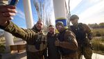 Kunjungi Kherson, Presiden Ukraina Jadi Sasaran Foto Bersama