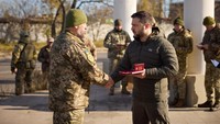 Volodymyr Zelensky memberikan penghargaan kepada para tentara Ukraina yang telah berhasil membebaskan Kherson.