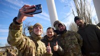 Tentara Ukrainian berfoto bersama Presiden mereka Volodymyr Zelensky.