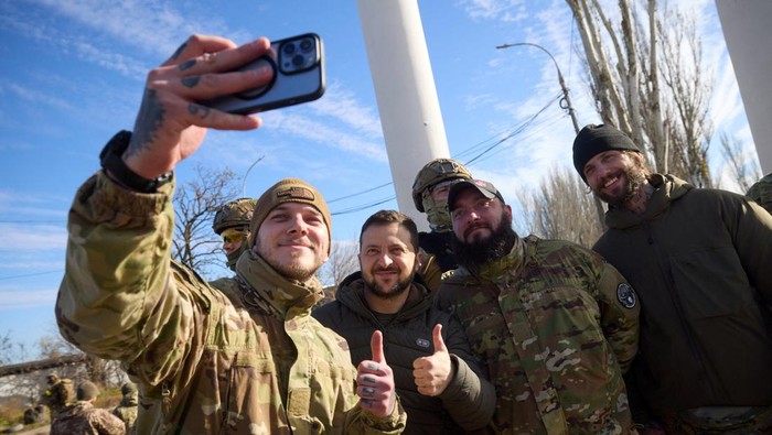 Ukraine's President Volodymyr Zelenskiy awards a Ukrainian serviceman as he visits Kherson, Ukraine November 14, 2022.  Ukrainian Presidential Press Service/Handout via REUTERS ATTENTION EDITORS - THIS IMAGE HAS BEEN SUPPLIED BY A THIRD PARTY.