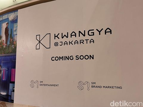 Lokasi KWANGYA@JAKARTA di Mal Lotte Shopping Avenue masih ditutupi poster artis SM.