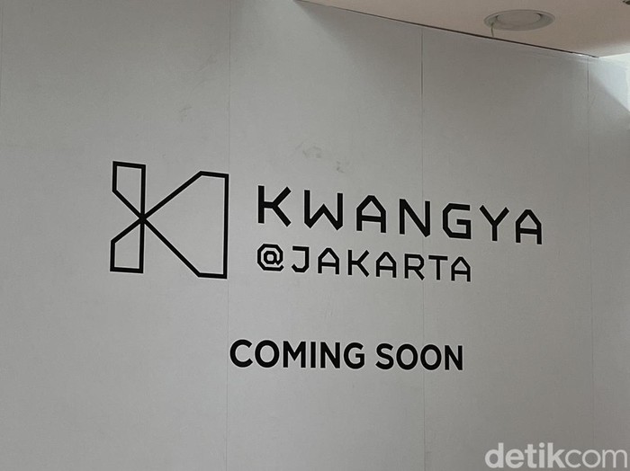 Lokasi KWANGYA@JAKARTA di Mal Lotte Shopping Avenue masih ditutupi poster artis SM.
