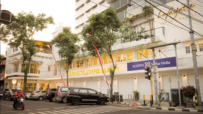 Ingin nongkrong sambil menikmati suasana heritage di tengah Kota Malang? Cobalah mampir ke Lafayette Coffe and Eatery.