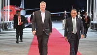 Sekjen Organisation for Economic Cooperation and Development (OECD) Mathias Cormann (kiri) didampingi Menteri Energi dan Sumber Daya Mineral (ESDM) Arifin Tasrif (kanan) berjalan setibanya di Bandara I Gusti Ngurah Rai, Bali.