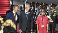 Berikutnya, ada Perdana Menteri Singapura Lee Hsien Loong. Ia disambut oleh Menteri Perindustrian Agus Gumiwang Kartasasmita dan Gubernur Bali I Wayan Koster.
