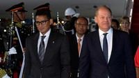 Menteri Pariwisata dan Ekonomi Kreatif Sandiaga Salahuddin Uno mendampingi Kanselir Jerman Olaf Scholz saat tiba di Bandara I Gusti Ngurah Rai.